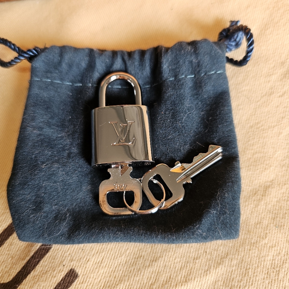 NWOT COA LV Silver lock and 2 keys #448